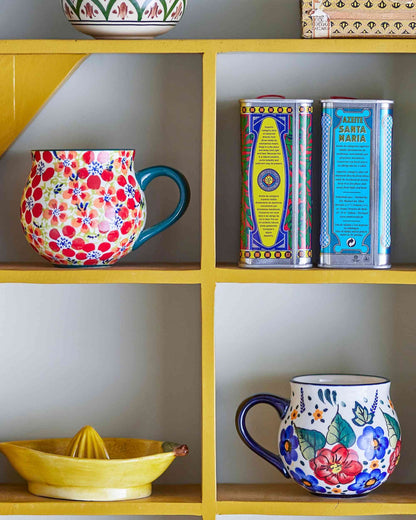 Tassenset mit Blumenmotiv