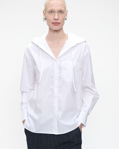 Weiße Bluse von Jane Lushka mit Kapuze. 