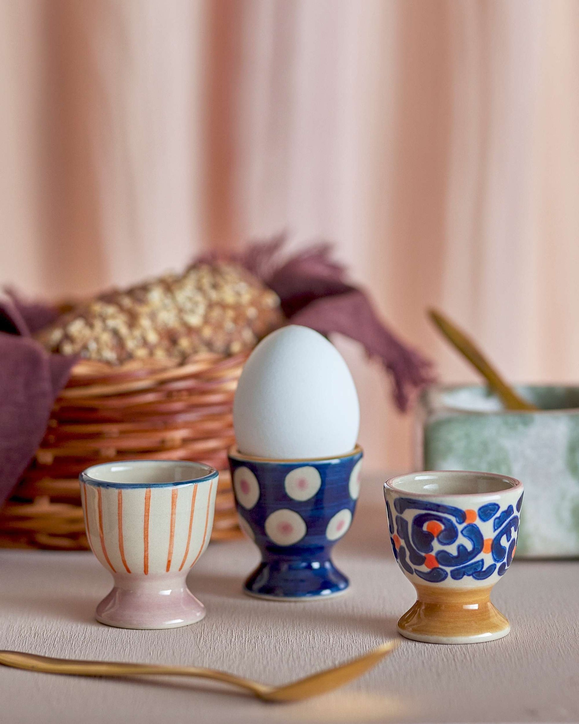 Eierbecher-Set. Alle unterschiedlich bunt.