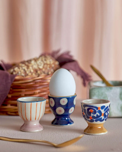 Eierbecher-Set. Alle unterschiedlich bunt.