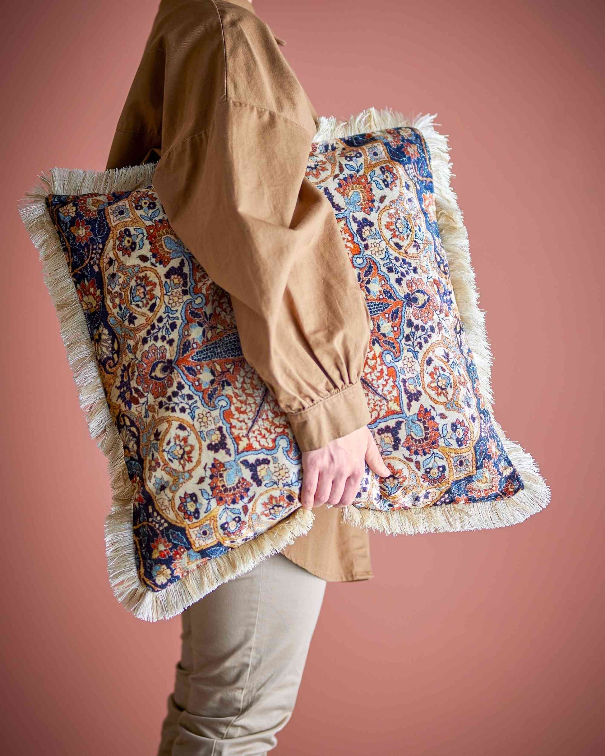 Buntes Kissen mit Fransen. Florale Gestaltung.