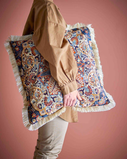 Buntes Kissen mit Fransen. Florale Gestaltung.