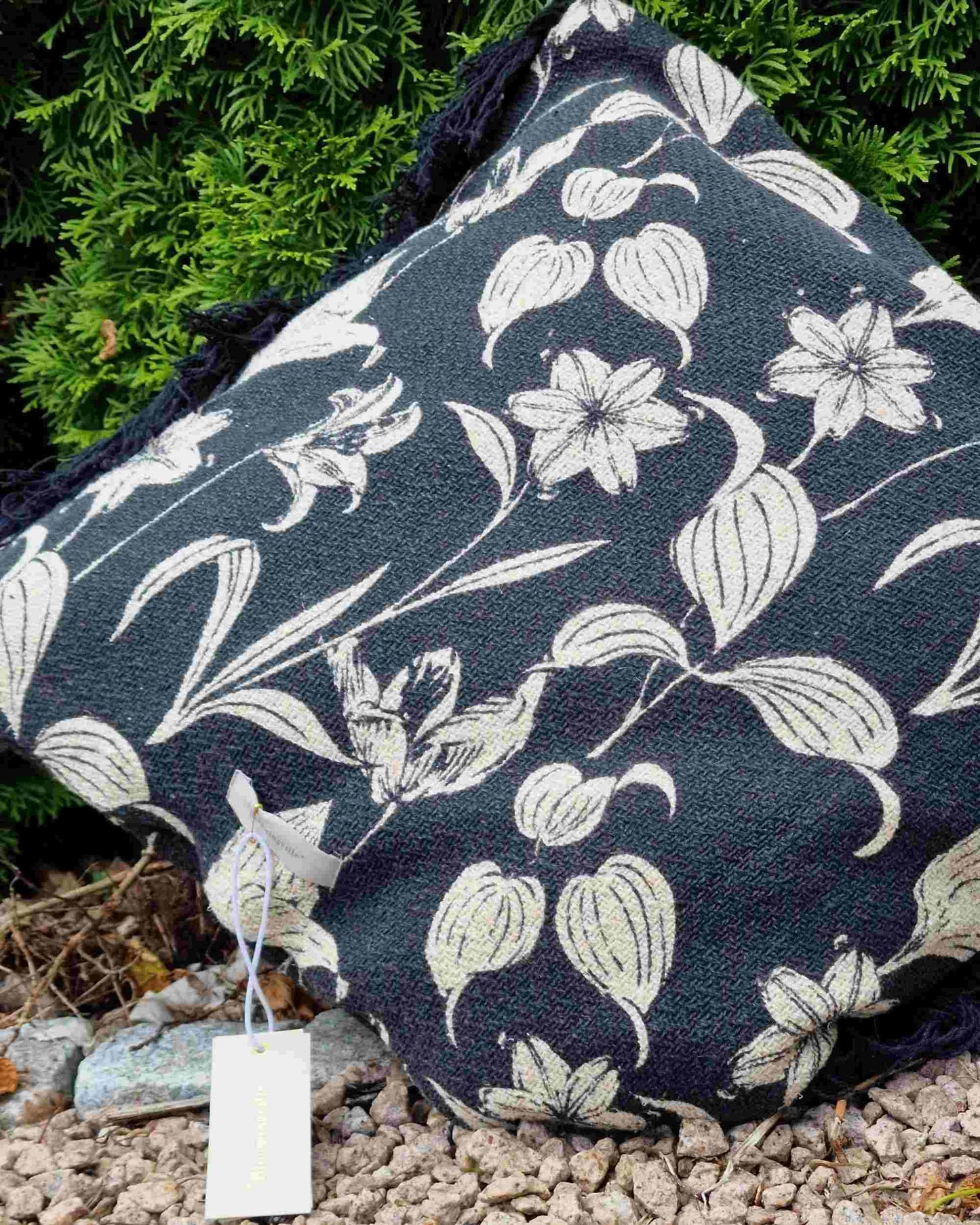 Kissenschwarz mit Blumenmuster