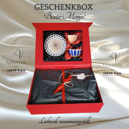 Geschenkbox gefüllt mit Keramik. Teller, Tasse und Schale.
