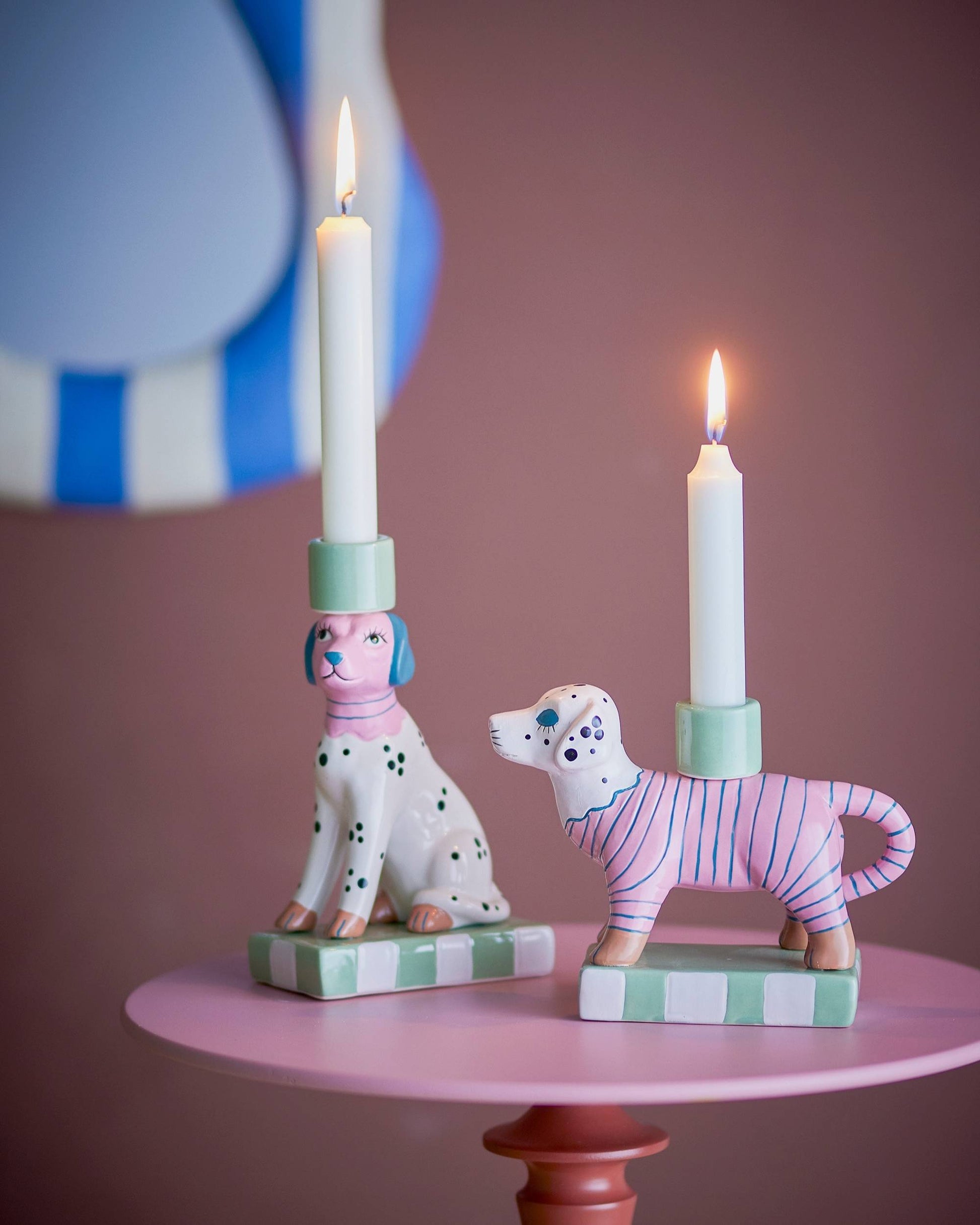 Zwei Hundefiguren die Kerzenhalter sind.