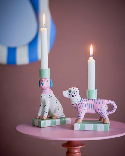 Zwei Hundefiguren die Kerzenhalter sind.