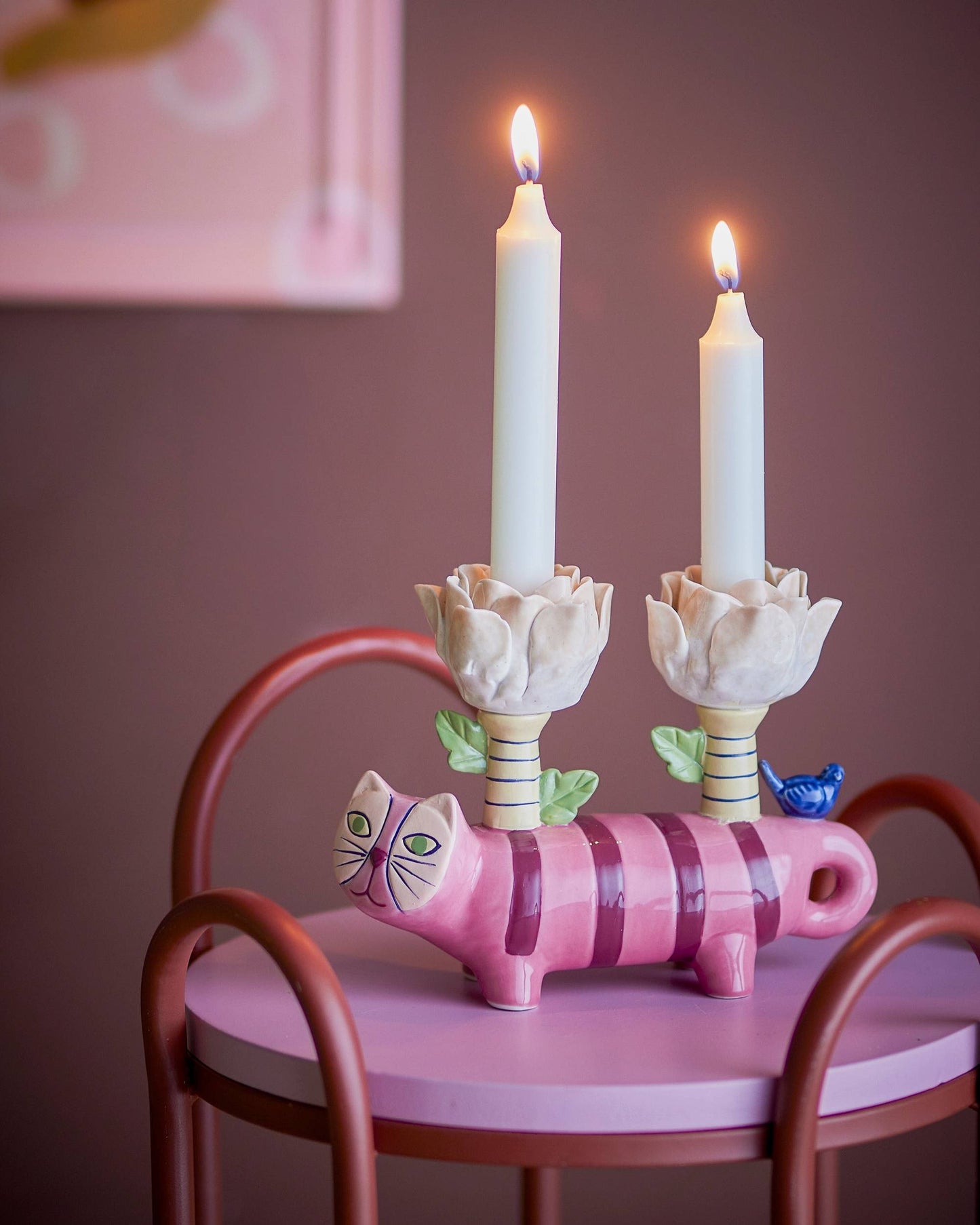 Kerzenhalter in Form einer pinken Katze für zwei Kerzen.