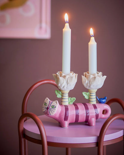 Kerzenhalter in Form einer pinken Katze für zwei Kerzen.