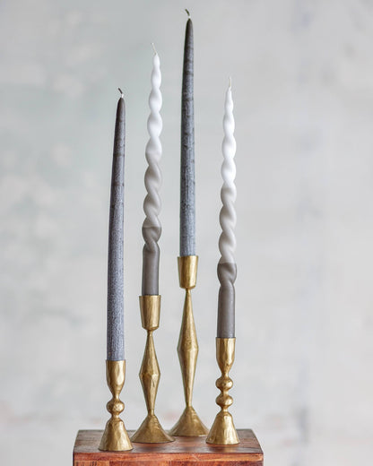 Kerzenset aus 4 Kerzen in den Farben grau weiß. Zwei von vier Kerzen sehen jeweils gleich aus.