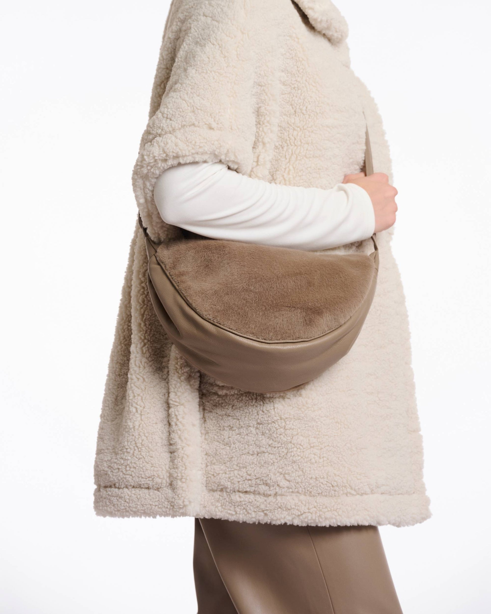 Kleine Crossbody Bag mit Fell ( nicht echt) von Rino und Pelle.