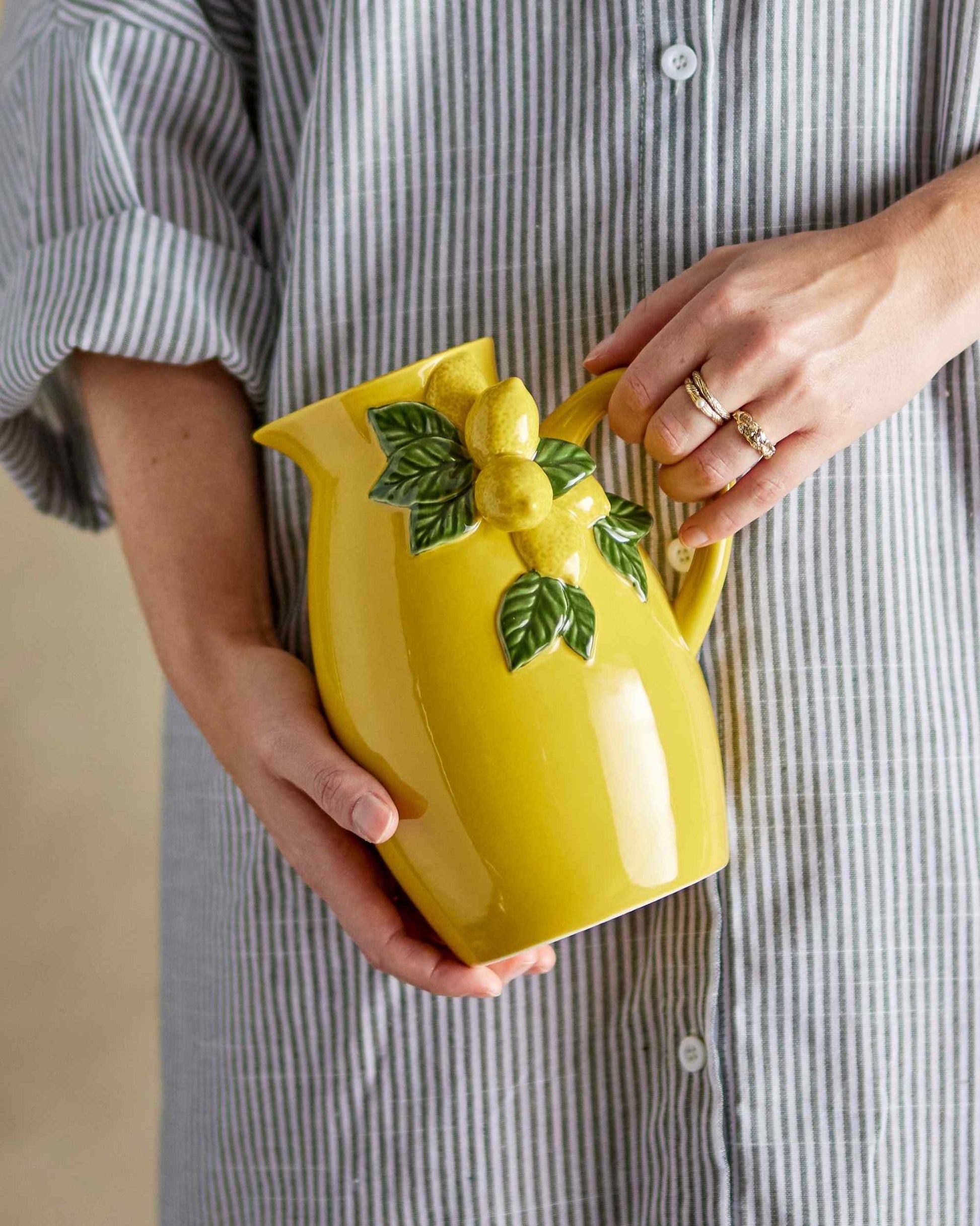 Krug für Getränke oder Blumen in einer Zitronenoptik.