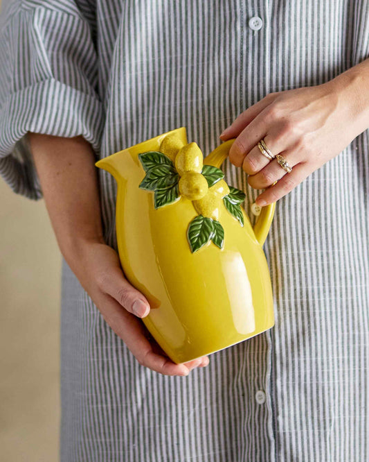 Krug für Getränke oder Blumen in einer Zitronenoptik.