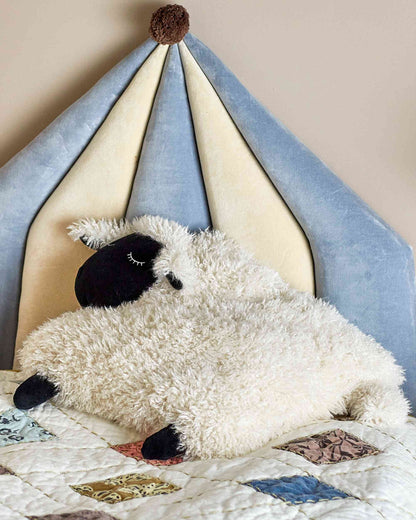 Ein süßes Kissen in Form eines Schafs. 