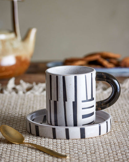 Schwarz weiße Keramiktasse mit Untertasse von Bloomingville.