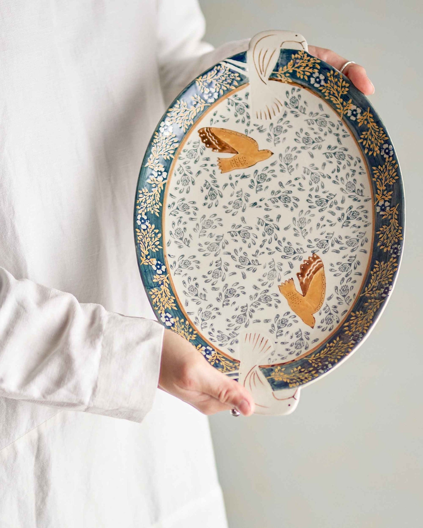 Servierplatte mit Vogelmotiv