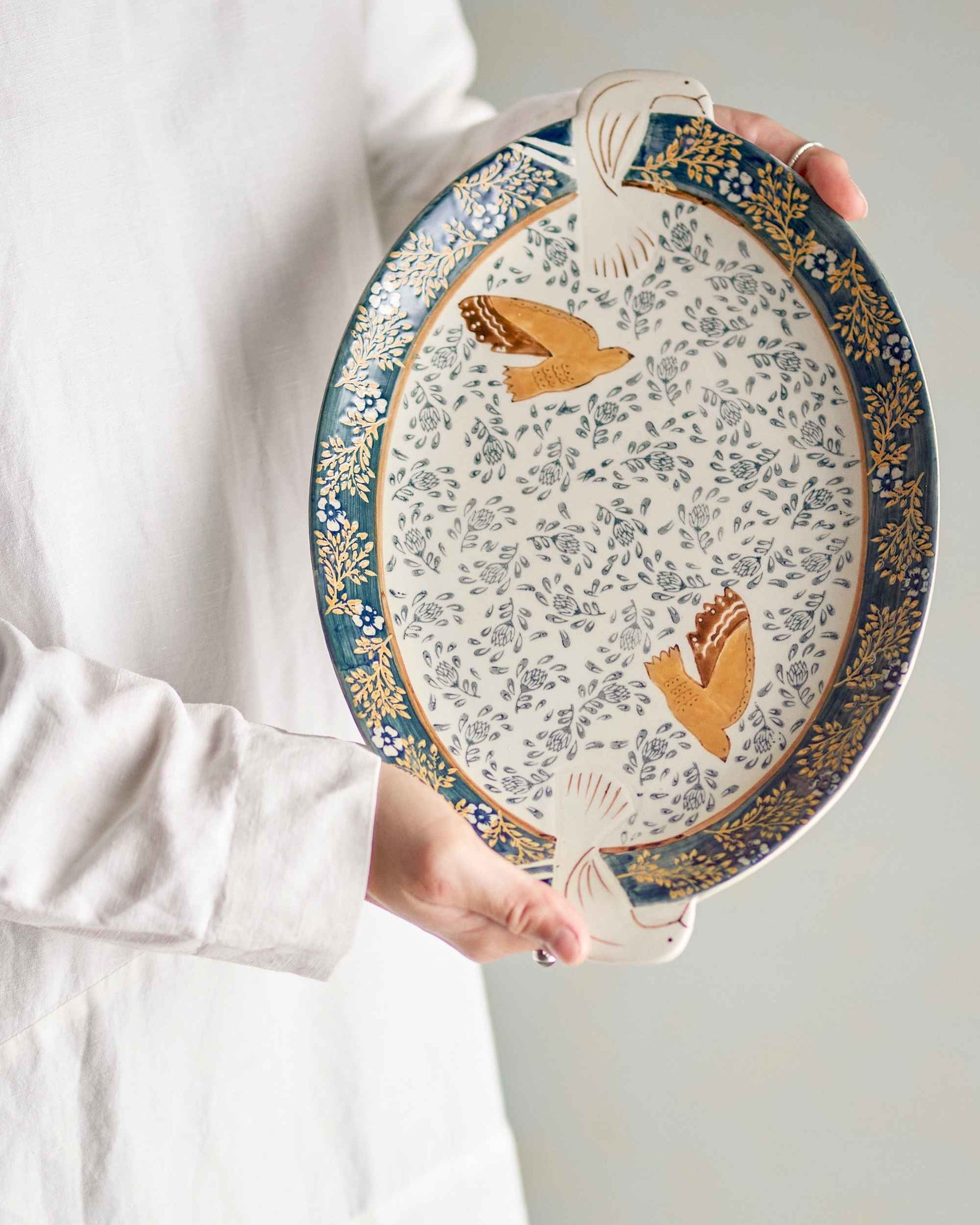 Servierplatte mit Vogelmotiv