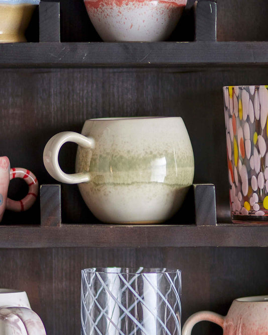 Tasse mit grüner Bemalung