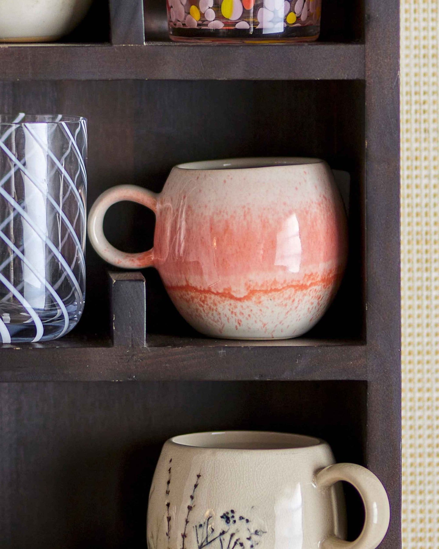 Tasse mit orangener Bemalung