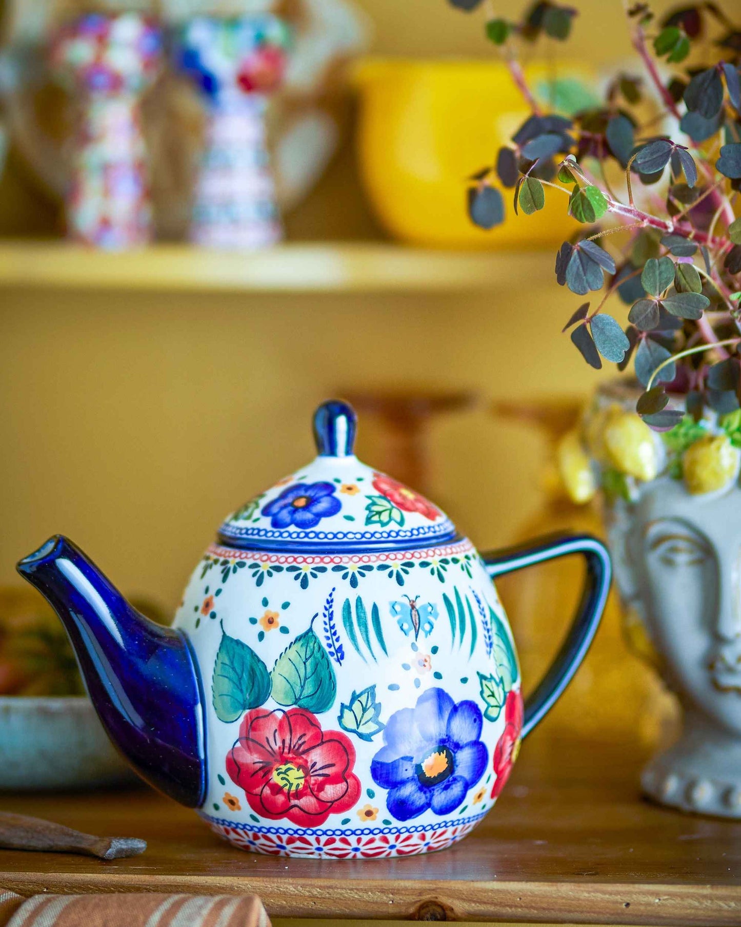 Teekanne mit Blumenmotiv