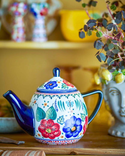 Teekanne mit Blumenmotiv