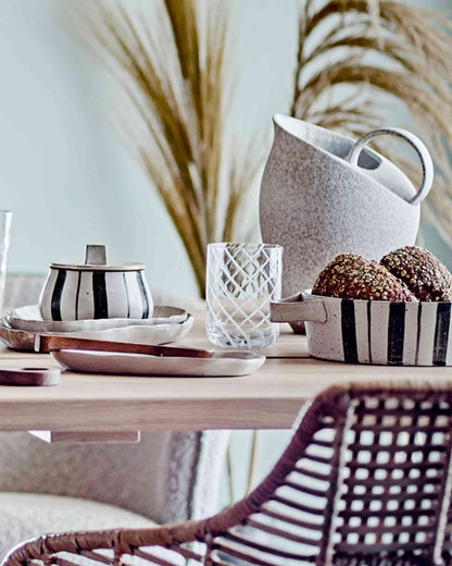 Trinkglas mit weißen Linien.