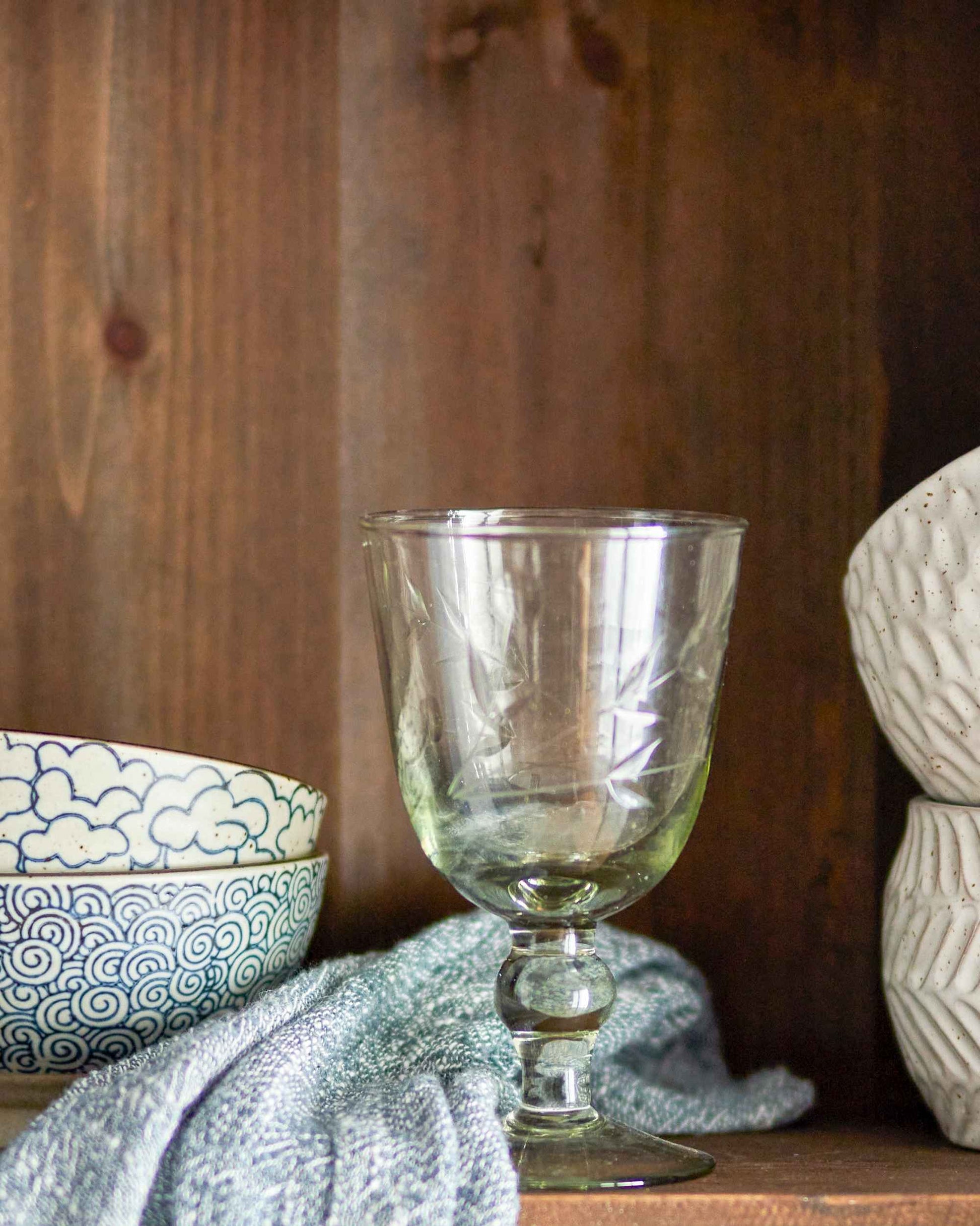 Weinglas mit Verzierungen. 