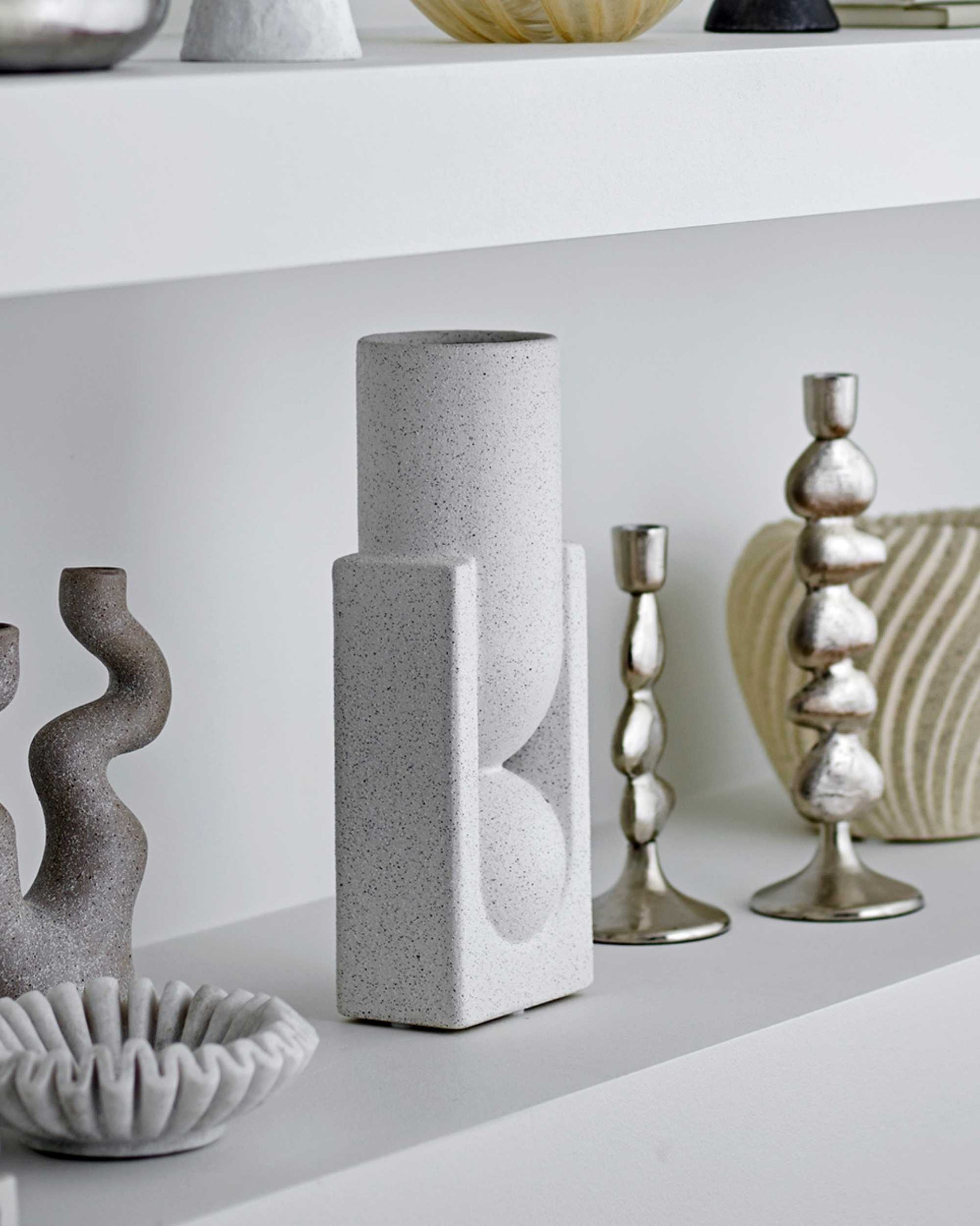 Weiße Vase in minimalistischem Design.