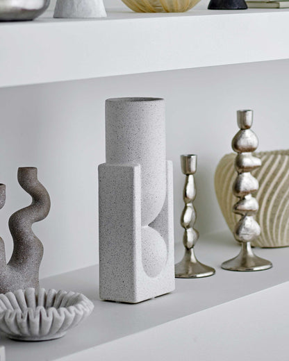 Weiße Vase in minimalistischem Design.