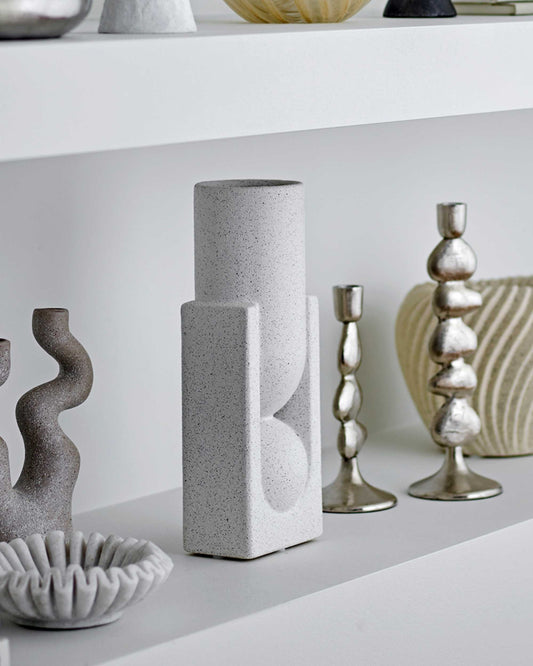 Weiße Vase in minimalistischem Design.