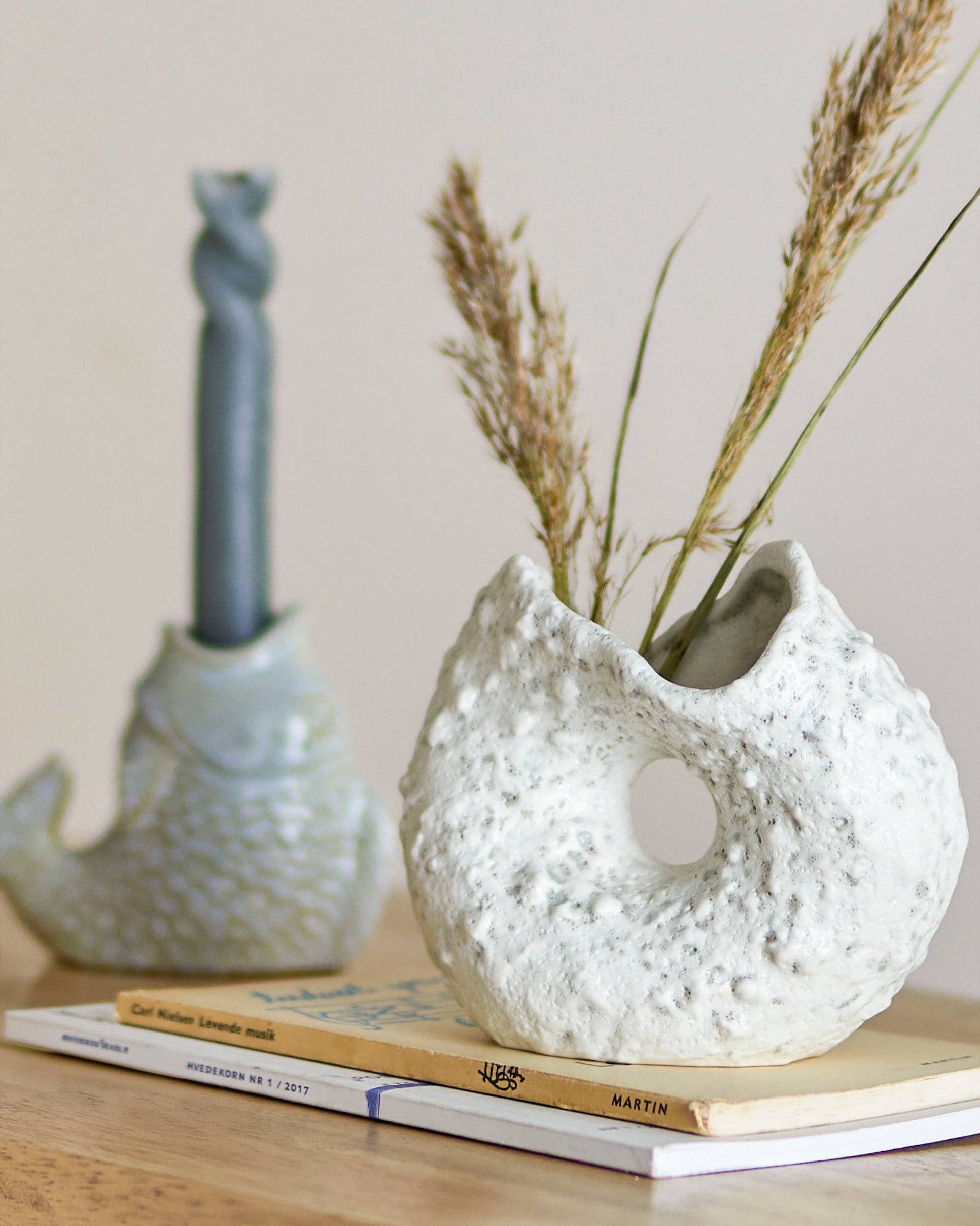 Kleine weiße Vase für Blumen oder Deko. Von Bloomingville.