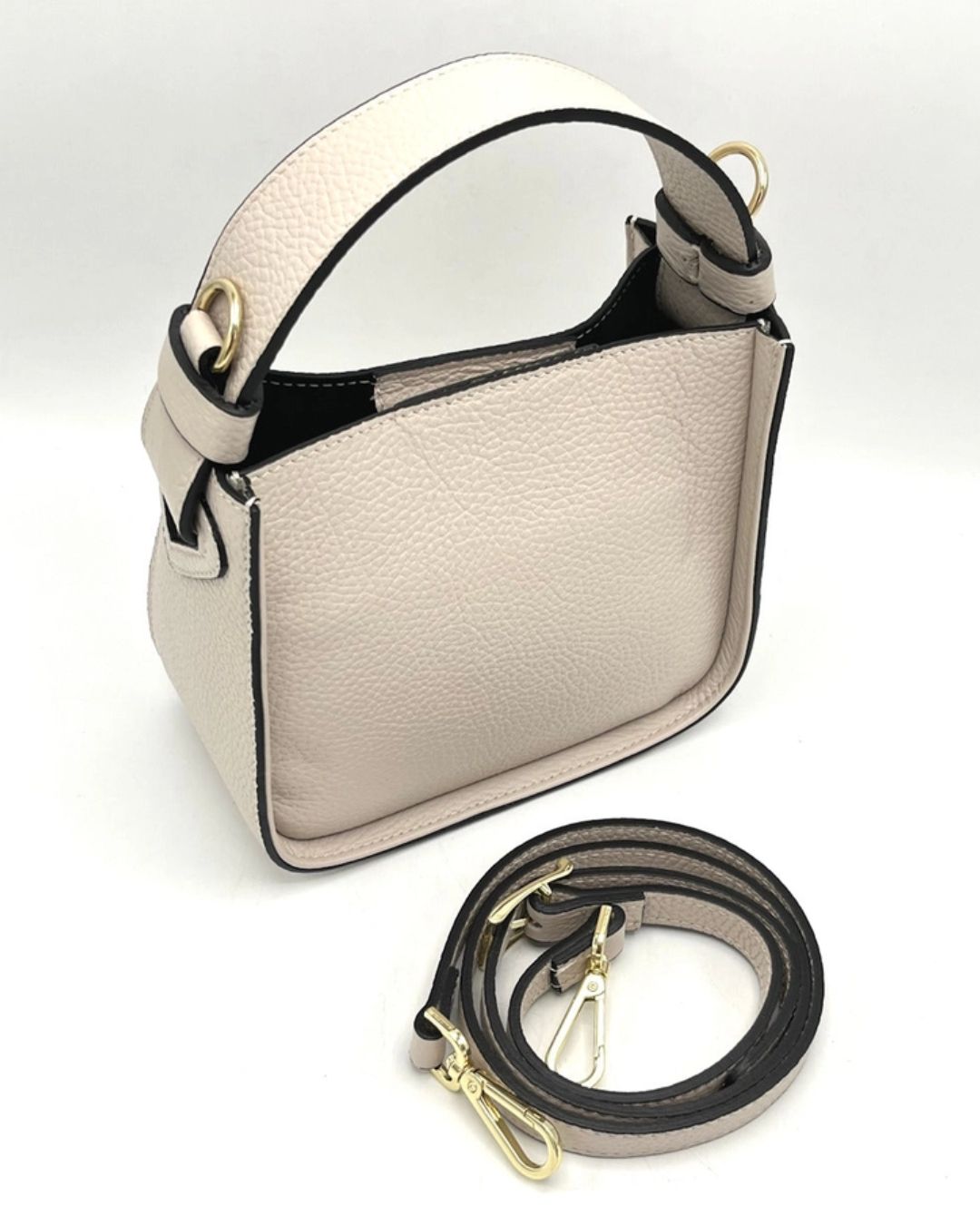 Kleine Handtasche in weiß-beige zum Crossbody tragen.