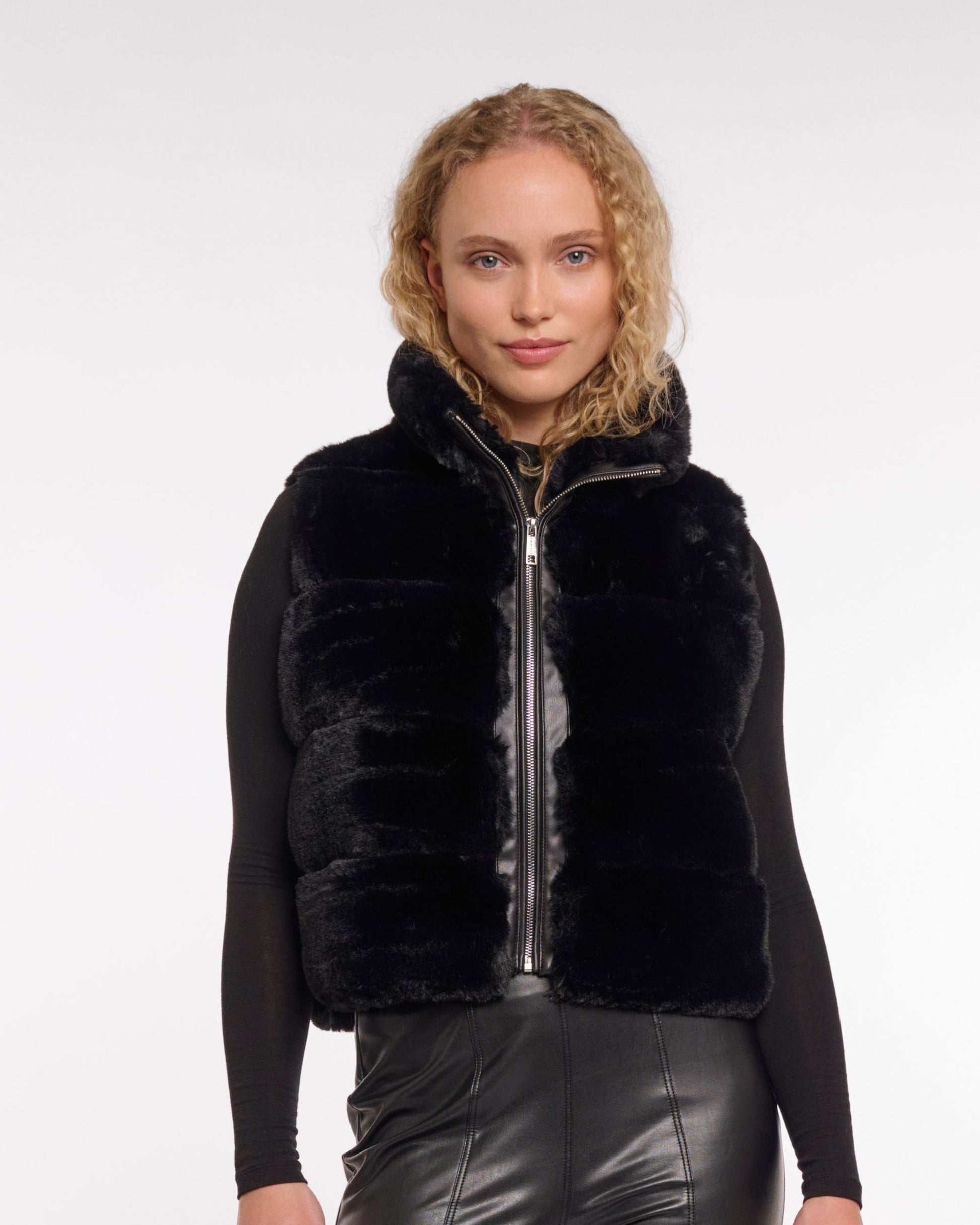 Schwarze Weste von Rino und Pelle mit Kunstfell.