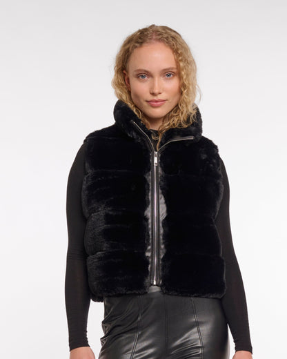 Schwarze Weste von Rino und Pelle mit Kunstfell.
