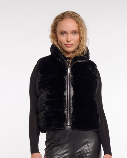 Schwarze Weste von Rino und Pelle mit Kunstfell.